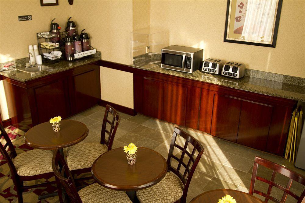 Howard Johnson By Wyndham Portsmouth Restaurant photo