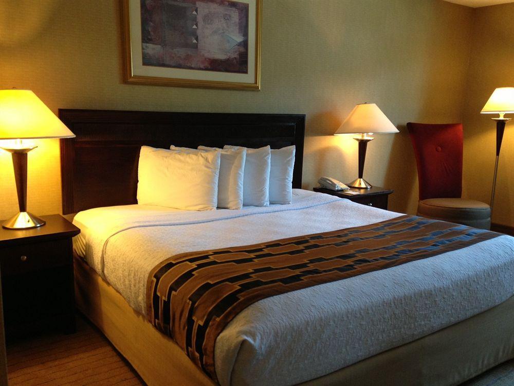 Howard Johnson By Wyndham Portsmouth Extérieur photo