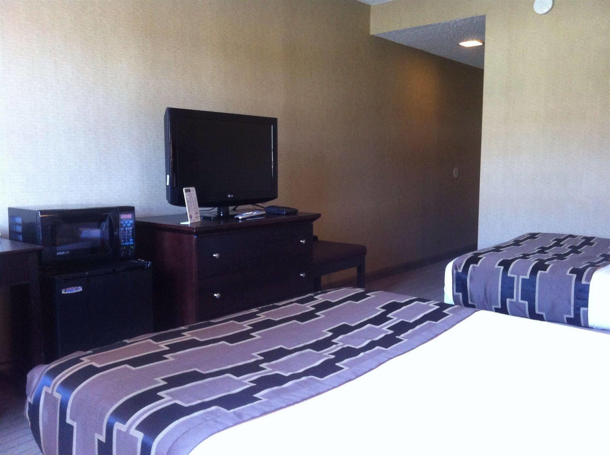 Howard Johnson By Wyndham Portsmouth Extérieur photo